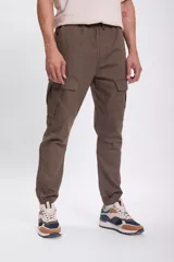 Pantalón deportivo cargo jogger color verde con bolsillos laterales y corte ajustado en los tobillos.
