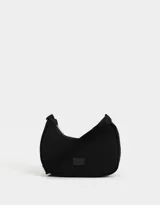 Bandolera tipo baguette de tela deportiva color negro con asa de hombro y cierre superior.