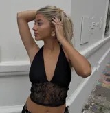 Top negro de encaje con escote halter y espalda descubierta.