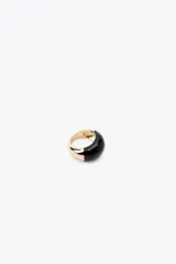 Pack de dos anillos dorados con esmalte negro: uno con diseño abultado a rayas y otro liso con detalle de esmalte en la mitad superior.