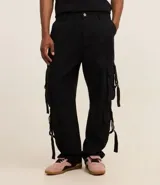 Pantalón cargo recto color negro, de sarga de algodón, con bolsillos laterales con hebillas y trabillas en la cintura.