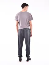 Pantalón de jogging gris oscuro con cintura elástica ajustable con cordón y puños ajustados.