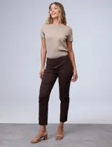 Pantalón de gabardina elastizada azul marino, marca Zac & Rachel, de corte recto, pretina ancha pespunteada y largo al tobillo. Tiene bolsillos simulados.