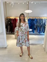 Vestido midi de lino italiano con estampado floral, escote redondo y mangas tres cuartos con botón ajustable.