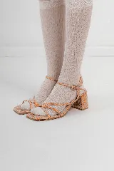 Sandalias de cuero metalizado color naranja, con plantilla cuadrada y taco de 5cm.