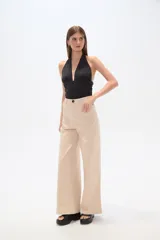 Pantalón de algodón y elastano color beige, de corte ancho y tiro alto.