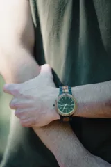Reloj Vernoir con caja de madera de Zebrano y malla de Chacate Preto con incrustaciones de madera de Zebrano. Esfera negra con marcadores minimalistas en blanco y manecillas negras.