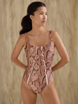 Malla enteriza negra con escote cuadrado, breteles anchos y espalda semi alta. Presenta un corte vertical central con volados y estampado animal print.