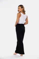 Pantalón de lino color beige con media cintura elastizada, bolsillos laterales y bolsillos decorativos en la parte trasera.