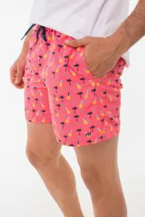 Short de baño color coral con estampado de palmeras y ananás.