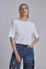 Remera blanca de algodón, corte recto y mangas cortas.