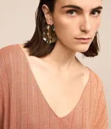 Blusa de manga corta color salmón, confeccionada en viscosa con escote en pico e hilos metalizados con textura efecto plisado. Tiene un diseño más ajustado en la cintura.