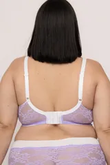 Bralette de puntilla elastizada color celeste con forro interno, breteles regulables y ganchos en la espalda.