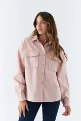 Sobrecamisa color rosa con cuello camisero, cierre frontal con botones, dos bolsillos de parche con solapa en el pecho, mangas largas con puños abotonados y corte holgado.