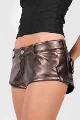 Microshort de cuerina metalizada color marrón, tiro bajo, con cintura con pasacintos, bolsillos laterales y traseros con detalle de presilla y botón snap.