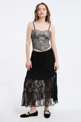 Bustier color borgoña con breteles finos.