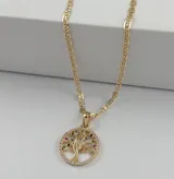 Collar dorado con dije circular calado con forma de árbol de la vida con incrustaciones de circonitas de colores.
