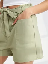 Short de tiro alto color verde militar con lazo en la cintura, bolsillos delanteros y traseros.