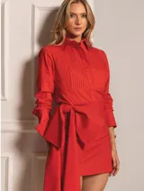 Falda corta color rojo con corte irregular y lazo lateral.