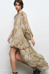 Vestido largo de viscosa con estampado floral, escote en pico, manga tipo capa con aberturas y bajo asimétrico.