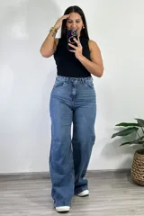 Pantalón de jean celeste, de tiro alto, corte wide leg y cinco bolsillos.