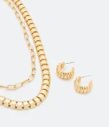 Conjunto de collar de dos capas y aros de metal dorado. El collar tiene una cadena de eslabones y una cadena gruesa con efecto brote. Los aros son pequeños aros con efecto brote.