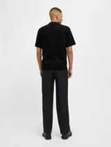 Polo negro de punto con cierre de cremallera, cuello polo y mangas cortas.
