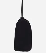 Campera rompevientos deportiva blanca, confeccionada en poliamida, con capucha, cierre delantero en cremallera, tirador gomoso y puños ajustados.