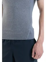 Remera deportiva gris de manga corta, ajustada al cuerpo, con logo Under Armour en el pecho.