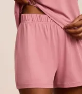 Conjunto de pijama compuesto por un top de breteles finos con detalle de bies contrastante en el escote y un short con cintura elástica.