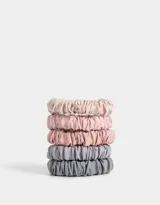 Set de gomitas elásticas para el cabello en colores beige, rosa, gris y celeste.