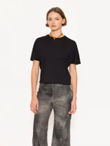 Remera negra de mangas cortas y corte recto.