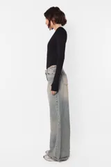 Pantalón denim de corte wide leg, tiro medio, color celeste con desgaste.