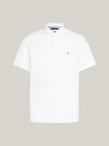 Camisa blanca de algodón Oxford, de corte regular, con cuello abotonado, manga corta y logo de Tommy Hilfiger bordado en el pecho.