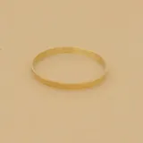 Pulsera rígida dorada con textura satinada y otra con textura martillada.