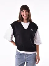 Chaleco negro con escote en V y bordado con la frase "Leisure and Relax Co." en el pecho.