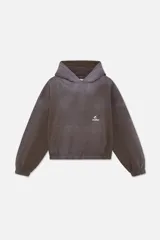 Buzo hoodie marrón con efecto gastado, corte cropped, mangas largas con puños elásticos, bolsillo tipo canguro y logo de la marca bordado en blanco en el pecho.