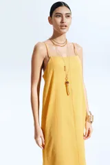 Vestido midi amarillo con textura arrugada, breteles finos y escote recto.