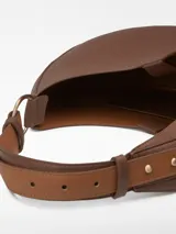 Bolso hobo grande color marrón con textura granulada. Tiene un compartimento con cierre magnético, un bolsillo interior y asa corta regulable.