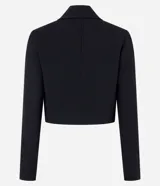 Blazer negro cropped de corte slim, con escote en V, solapas y un único botón frontal.