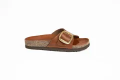 Sandalias bajas marrones de cuero, con plantilla de corcho y suela de goma. Tira ancha sobre el empeine con hebilla dorada ajustable.