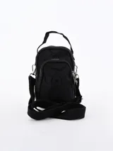 Bandolera negra de tela impermeable con correa ajustable, bolsillo frontal con cierre y asa de mano.