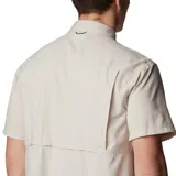 Camisa de manga corta azul marino, con cuello clásico, cierre frontal con botones, dos bolsillos en el pecho con cierre de botón y ventilación en la espalda.