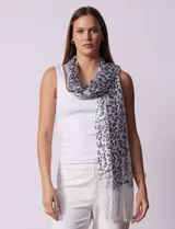 Pashmina tejida de poliéster con estampado animal print en tonos grises y terminación con flecos plateados.