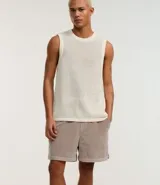 Bermuda de terciopelo color crema, corte runner, con cintura elástica, cordón ajustable y bolsillos laterales.