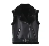 Chaleco negro de cuero sintético con interior de piel sintética, cierre asimétrico con cremallera, cuello con solapas y cinturón ajustable en la cintura.