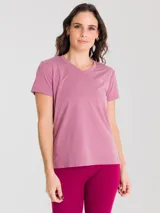Remera deportiva negra de manga corta con cuello en V, confeccionada en tela de secado rápido.