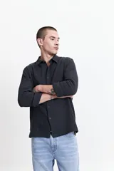 Camisa de manga larga color gris oscuro con textura a rayas, estilo rústico y fit regular.