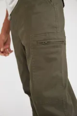 Pantalón cargo verde oliva de corte slim, con cierre de botón y cremallera, bolsillos laterales tipo cargo con cierre y sin puños.
