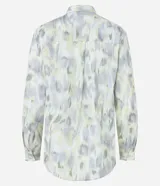 Camisa de tricolina con estampado abstracto en tonos gris, blanco y amarillo. Tiene cuello padre, abotonado delantero y mangas largas con puños abotonados.